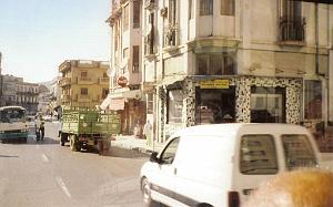 ORAN 10 2005 059 RUE DE MOSTA AVEC LA BOULANGERIE PALACIO FACADE REFAITE
